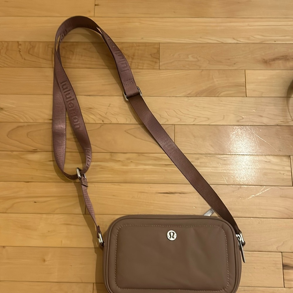 Lululemon cross body camera bag 2L